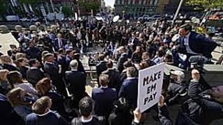 Manifestazione di giornalisti davanti alla sede di Dominion Voting Systems 