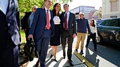 Stephen Shackelford, Davida Brook y Justin Nelson, abogado de Dominion, en Wilmington, tras resolverse su demanda por difamación contra Fox, el 18 de abril de 2023