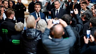 Emmanuel Macron visitou a empresa Mathis, especializada em construções de madeira, em Muttersholtz, na Alsácia, esta quarta-feira