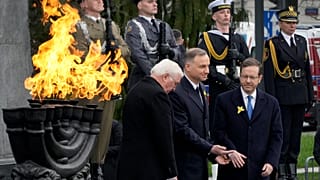 Президент Израиля Исаак Герцог и президент Германии Франк-Вальтер Штайнмайер в сопровождении своего польского коллеги Анджея Дуды в Варшаве, 19 апреля 2023 г.