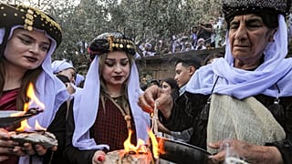 Bougiés allumées pour célébrer le Nouvel An yezidi par des membres de la communauté près du temple de Lalesh, dans le nord de l'Irak, le 18 avril 2023