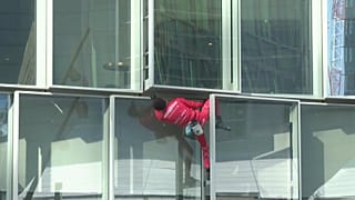 Alain Robert kraxelt das Hochhaus hinauf