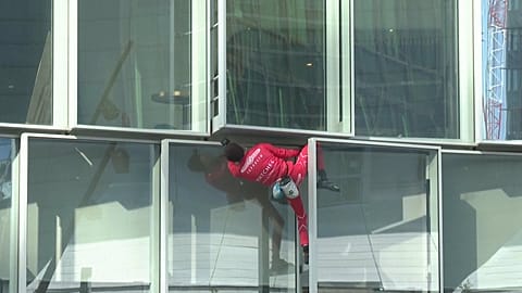 Alain Robert kraxelt das Hochhaus hinauf