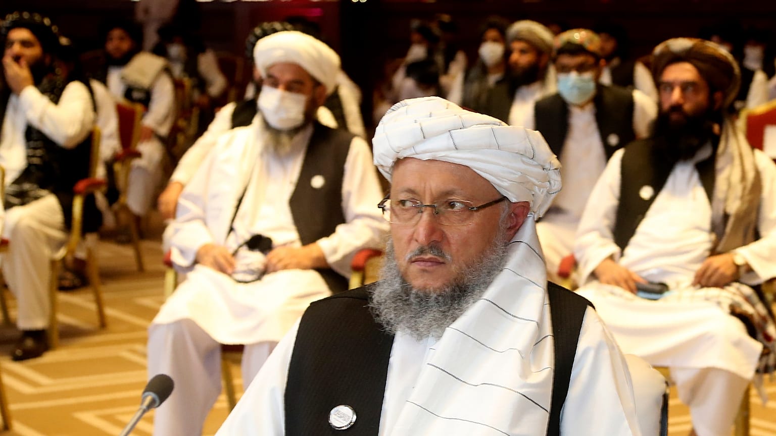 قائد أفغاني بارز في حركة طالبان أثناء مشاركته في محادثات السلام مع الحركة في عام 2020