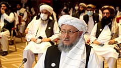 قائد أفغاني بارز في حركة طالبان أثناء مشاركته في محادثات السلام مع الحركة في عام 2020