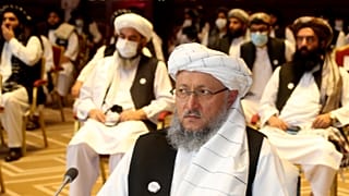 قائد أفغاني بارز في حركة طالبان أثناء مشاركته في محادثات السلام مع الحركة في عام 2020