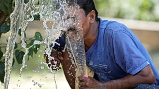 Slaggal hűti magát egy indiai férfi Uttar Prades állam fővárosában, a majdnem hárommilliós Lakhnauban