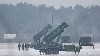 Az Egyesült Államoktól tavaly beszerzett Patriot rakétavetők a lengyelországi Varsóban 2023. február 6-án.