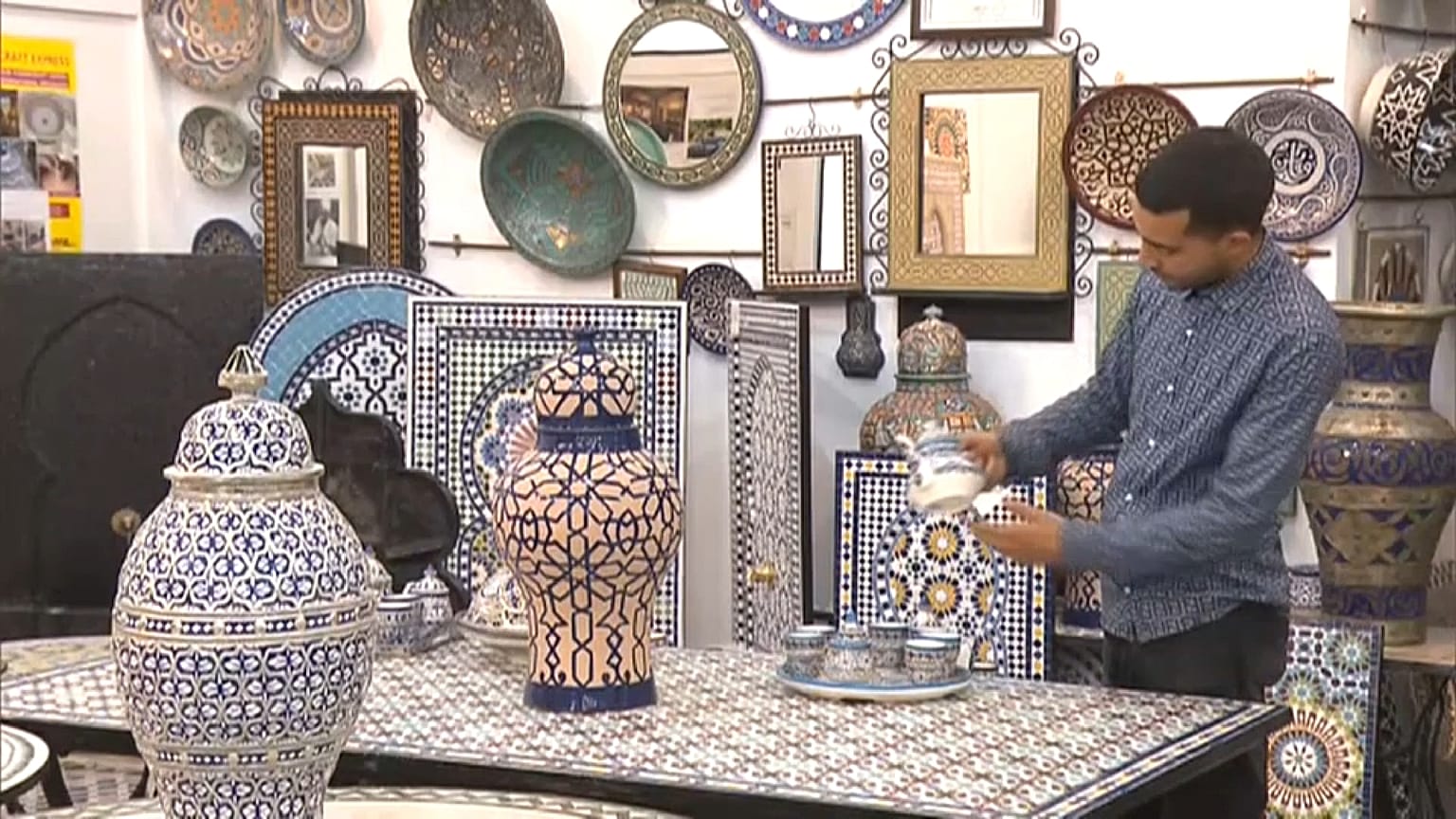 متجر لبيع التحف المصنوعة من الزليج في فاس