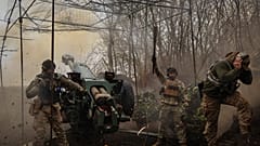 Ukrainische Soldaten feuern Artillerie an der Front nahe Bachmut, Donetsk, 19. April 2023