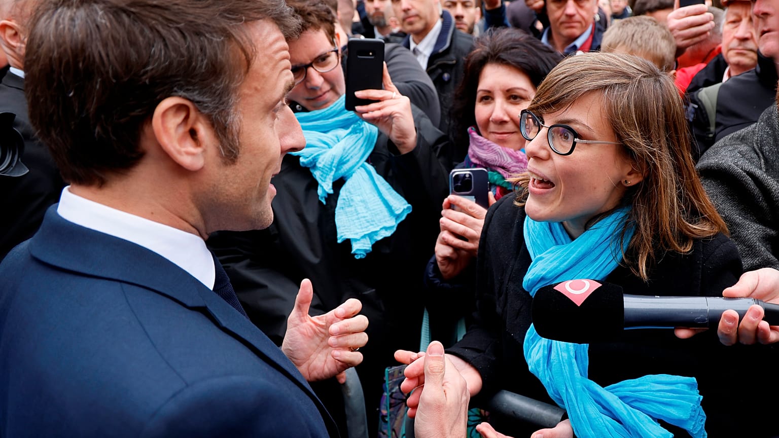 Presidente francês, Emmanuel Macron, confrontado por eleitores