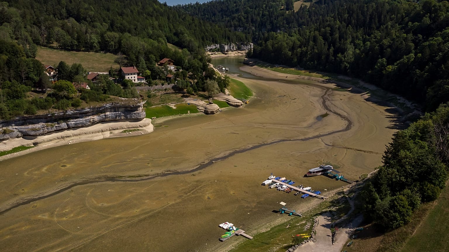 Le Doubs, pratiquement à sec, ici à la frontière franco-suisse, le 4 août 2022 