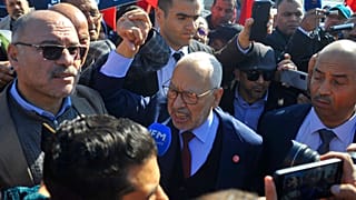 زعيم حزب النهضة راشد الغنوشي يصل إلى مركز للشرطة بالعاصمة تونس، 21 فبراير 2023.