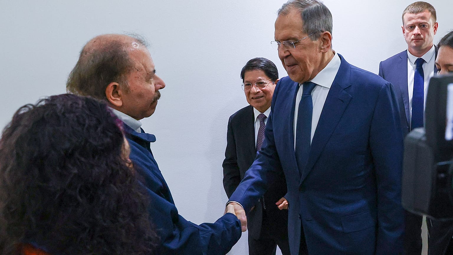 Nikaragua Devlet Başkanı Daniel Ortega (solda) ve Rusya Dışişleri Bakanı Sergey Lavrov 