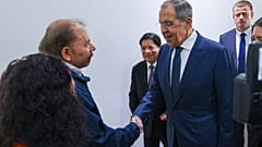 Nikaragua Devlet Başkanı Daniel Ortega (solda) ve Rusya Dışişleri Bakanı Sergey Lavrov 