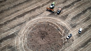 Un fermier ramasse sa récolte dans un champ proche de la ligne de front, dans la région de Dnipropetrovsk, Ukraine, le 4 juillet 2022.
