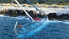 Ιστιοφόρο σκάφος ημιβιθυσμένο στην παραλία «Αρφίγκια» Νέου Οίτυλου Λακωνίας