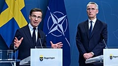 İsveç Başbakanı Ulf Kristersson, NATO Genel Sekreteri Jens Stoltenberg ile bir ortak basın toplantısında