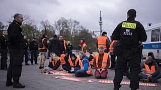 Rendőrök a Letzte Generation egyik utcai blokádjánál, Berlinben