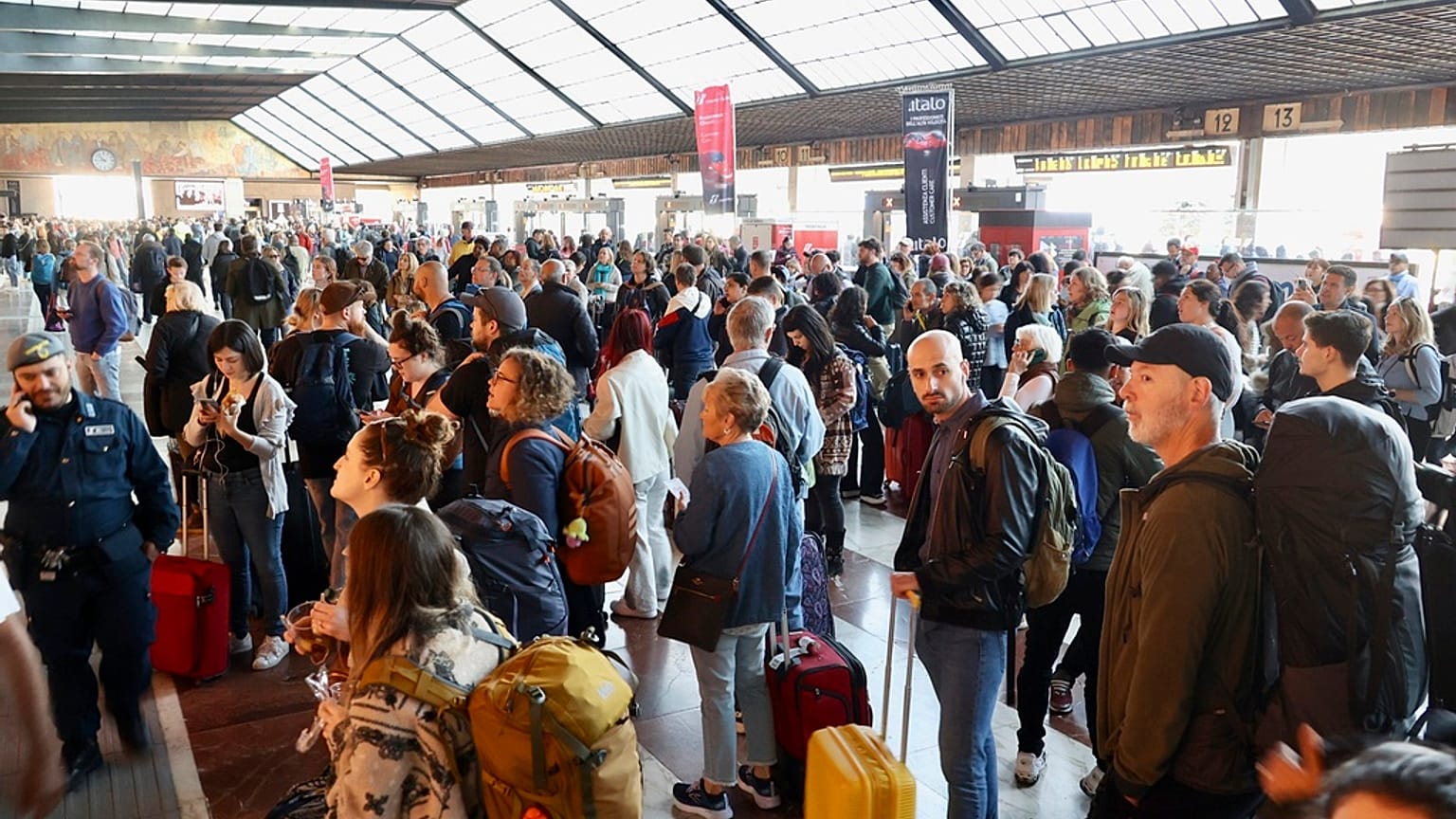 Pasajeros se agolpan en la estación de Santa Maria Novella de Florencia