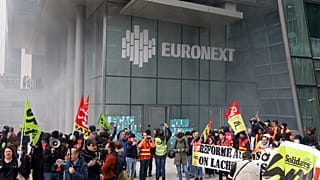 متظاهرون أمام مبنى البورصة في باريس، فرنسا 20 أبريل،نيسان 2023