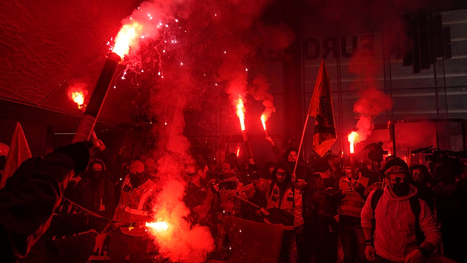 Fransa'nın başkenti Paris'te emeklilik yaşının 62'den 64'e çıkmasını protesto eden öfkeli bir grup kalabalık, Euronext borsasının bastı