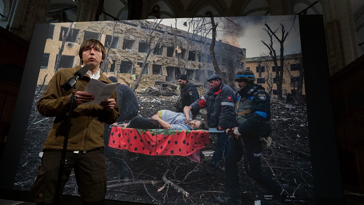Evgeniy Maloletka, lauréat du prix "World Press Photo" 2023, devant le cliché pour lequel il a été honoré, le  21 avril 2023 à Amsterdam
