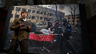 Evgeniy Maloletka, lauréat du prix "World Press Photo" 2023, devant le cliché pour lequel il a été honoré, le  21 avril 2023 à Amsterdam