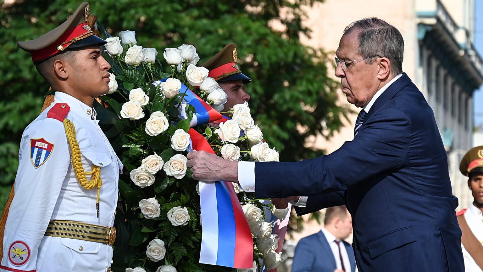 Szergej Lavrov koszorúzáson vesz részt Havannában 2023. április 20.-án.