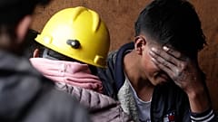 Εργαζόμενος θρηνεί μετά από έκρηξη σε ορυχείο στην Κολομβία