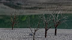 Dieses Foto, aufgenommen am 16. April 2023, zeigt den ausgetrockneten Sau-Stausee in der Provinz Girona in Spanien.