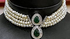 عقد من اللؤلؤ الطبيعي في متجر House of Pearls في المنامة.