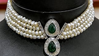 عقد من اللؤلؤ الطبيعي في متجر House of Pearls في المنامة.