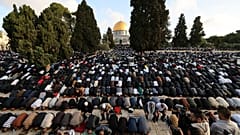 Morgengebet an der al-Aqsa-Moschee in Jerusalem: Musliminnen und Muslime feiern das Ende des Fastenmonats Ramadan.