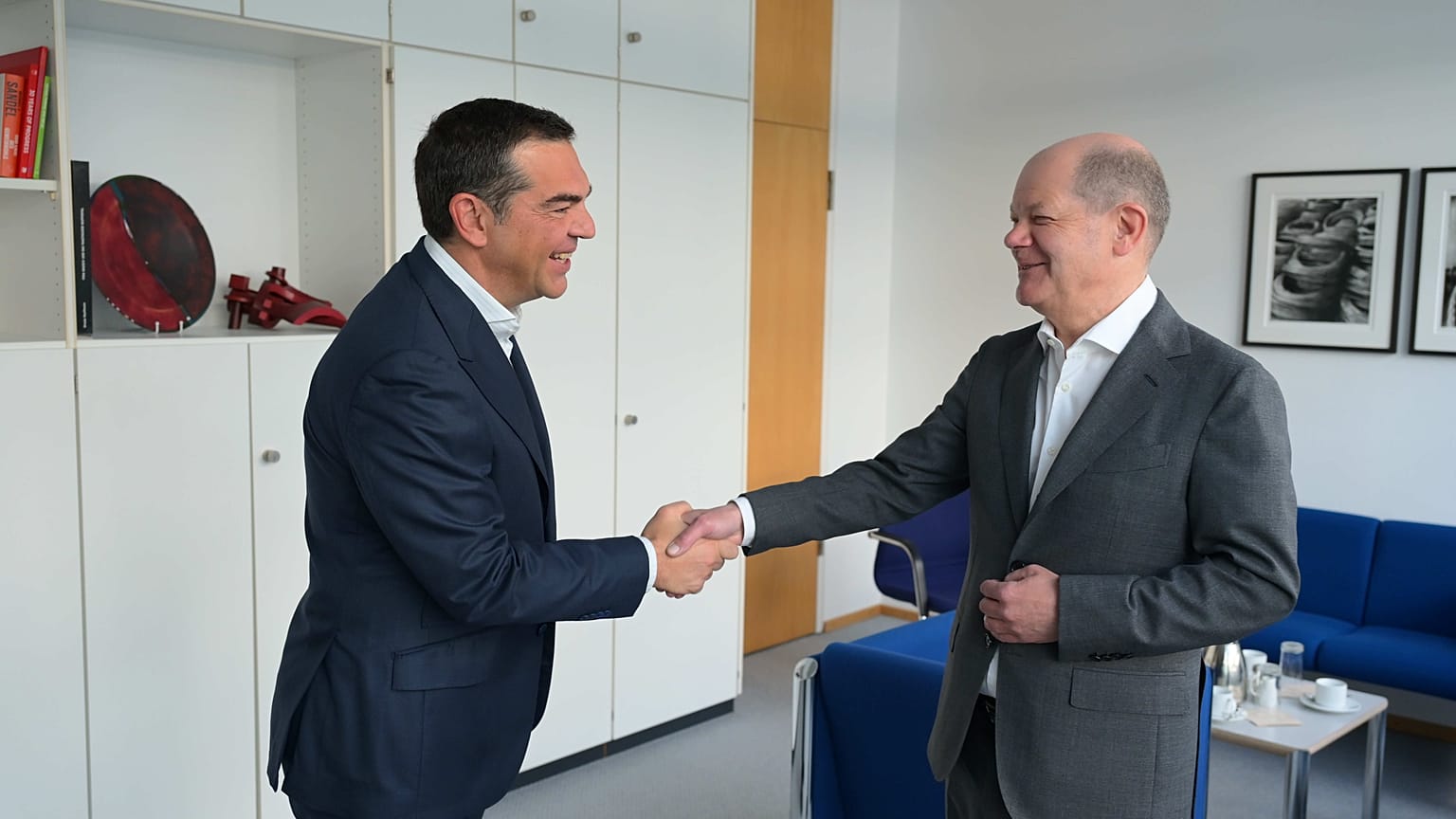 Ο Πρόεδρος του ΣΥΡΙΖΑ Προοδευτική Συμμαχία, Αλέξης Τσίπρας συναντάται με τον Καγκελάριο της Γερμανίας, Όλαφ Σολτς, στα κεντρικά γραφεία του SPD 