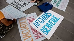 پلاکاردهایی با مضمون «افغان‌ها خوش آمدید»، «همین حالا فرار کنید» و «حکام اروپایی، همین حالا اقدام کنید» در تظاهراتی در فرانسه به تاریخ ۲۲ اوت ۲۰۲۱.
