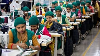 Aprendices trabajan en la fábrica de ropa Snowtex en Dhamrai, cerca de Dhaka, Bangladesh, 19 de abril de 2018 (ARCHIVO).