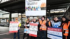Streikende am Stuttgarter Hauptbahnhof