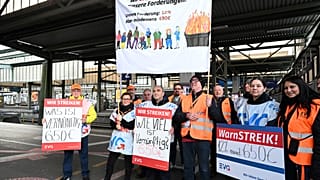 Streikende am Stuttgarter Hauptbahnhof