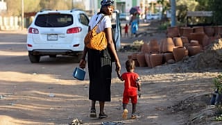 أدخل العنف سكان السودان في أزمة إنسانية وفتح فصلًا داميا ومظلمًا في تاريخ البلاد.