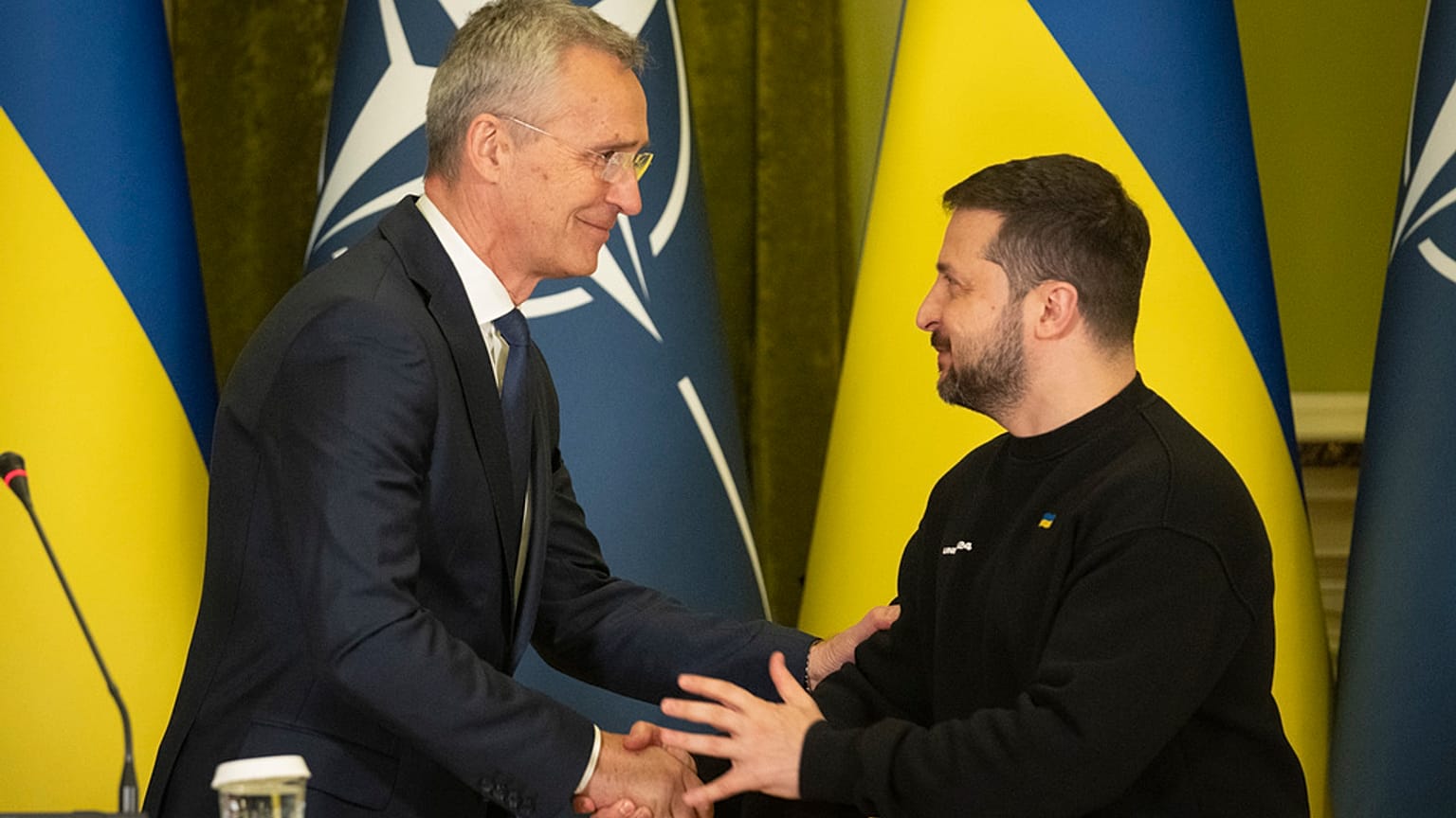 NATO Genel Sekreteri Jens Stoltenberg (sol), Ukrayna Devlet Başkanı Vladimir Zelenskiy