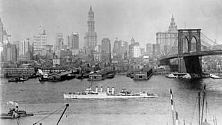 New York, showing the Woolworth Building, center, and the Brooklyn Bridge, in 1925.