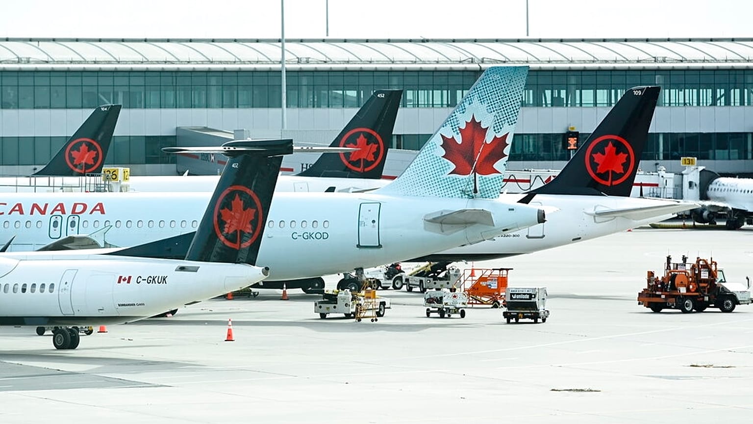 Az Air Canada repülőgépei a torontói Pearson International repülőtér aszfaltján 2020. október 14-én – képünk illusztráció