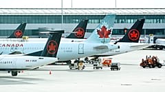 Az Air Canada repülőgépei a torontói Pearson International repülőtér aszfaltján 2020. október 14-én – képünk illusztráció