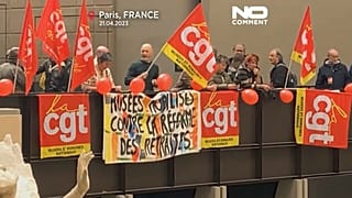 نشطاء النقابة العملالي الفرنسية CGT يتظاهرون داخل متحف أورسي في باريس. 