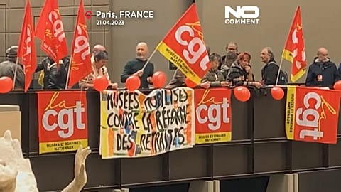 نشطاء النقابة العملالي الفرنسية CGT يتظاهرون داخل متحف أورسي في باريس. 