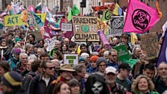 Bunter Klimaprotest vor dem britischen Parlament