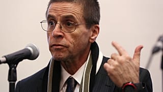 حسن دیاب، جامعه‌شناس لبنانی-کانادایی که به اتهام بمب‌گذاری در کنیسه‌ای در پاریس به حبس ابد محکوم شد