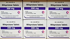 Mifepriston wurde im Jahr 2000 in den USA zugelassen, der US-Arzneimittelbehörde FDA zufolge ist es ein zuverlässiges Medikament. 