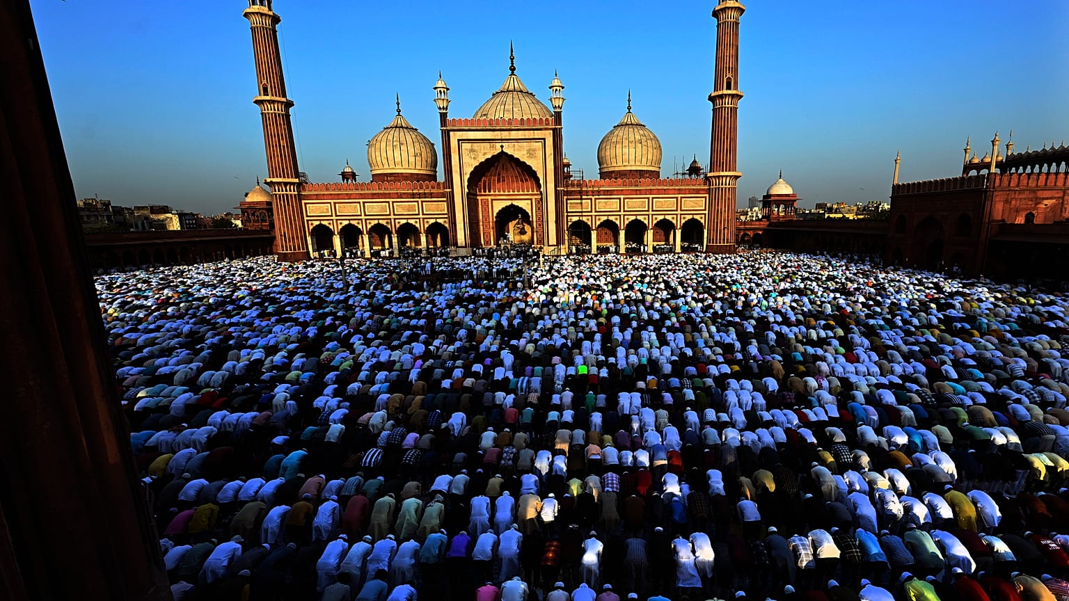  المسلمون يؤدون صلاة عيد الفطر في نيودلهي